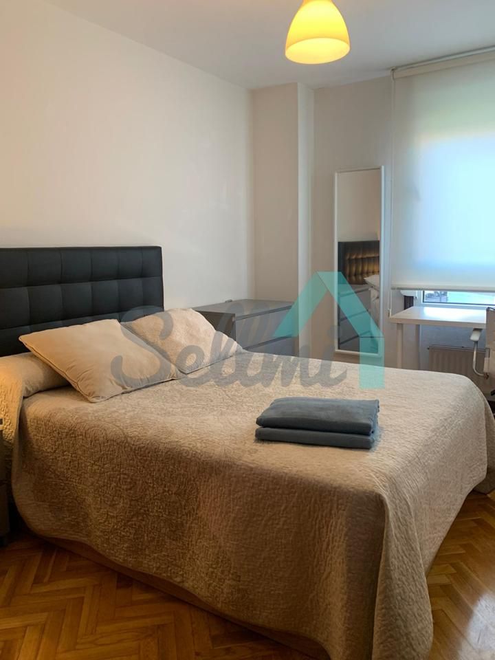 Bedroom of Flat to share in Oviedo   with Heating, Parquet flooring and Furnished