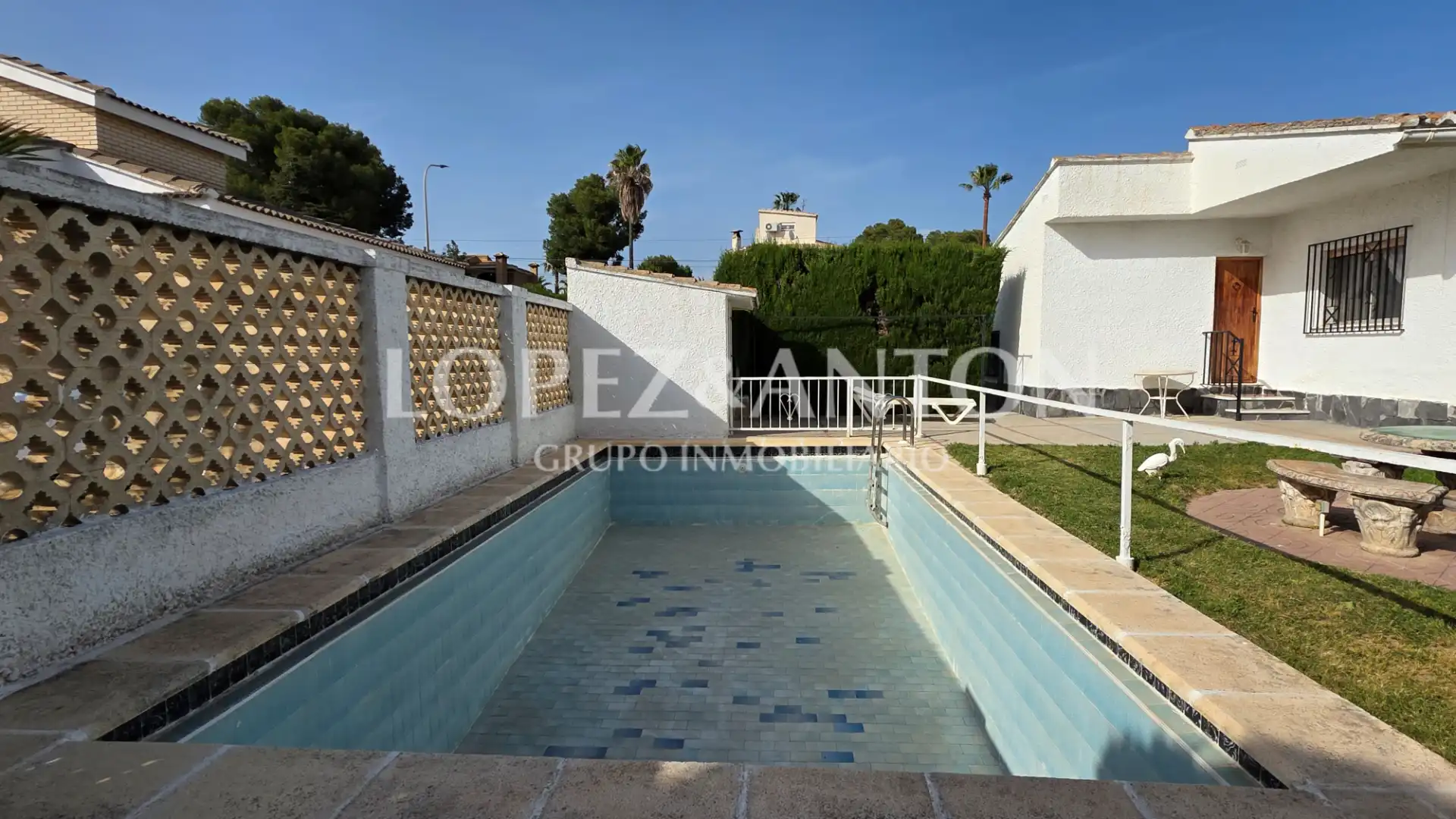 Swimming pool of Houses for sale in L'Eliana  with Air Conditioner, Private garden and Terrace