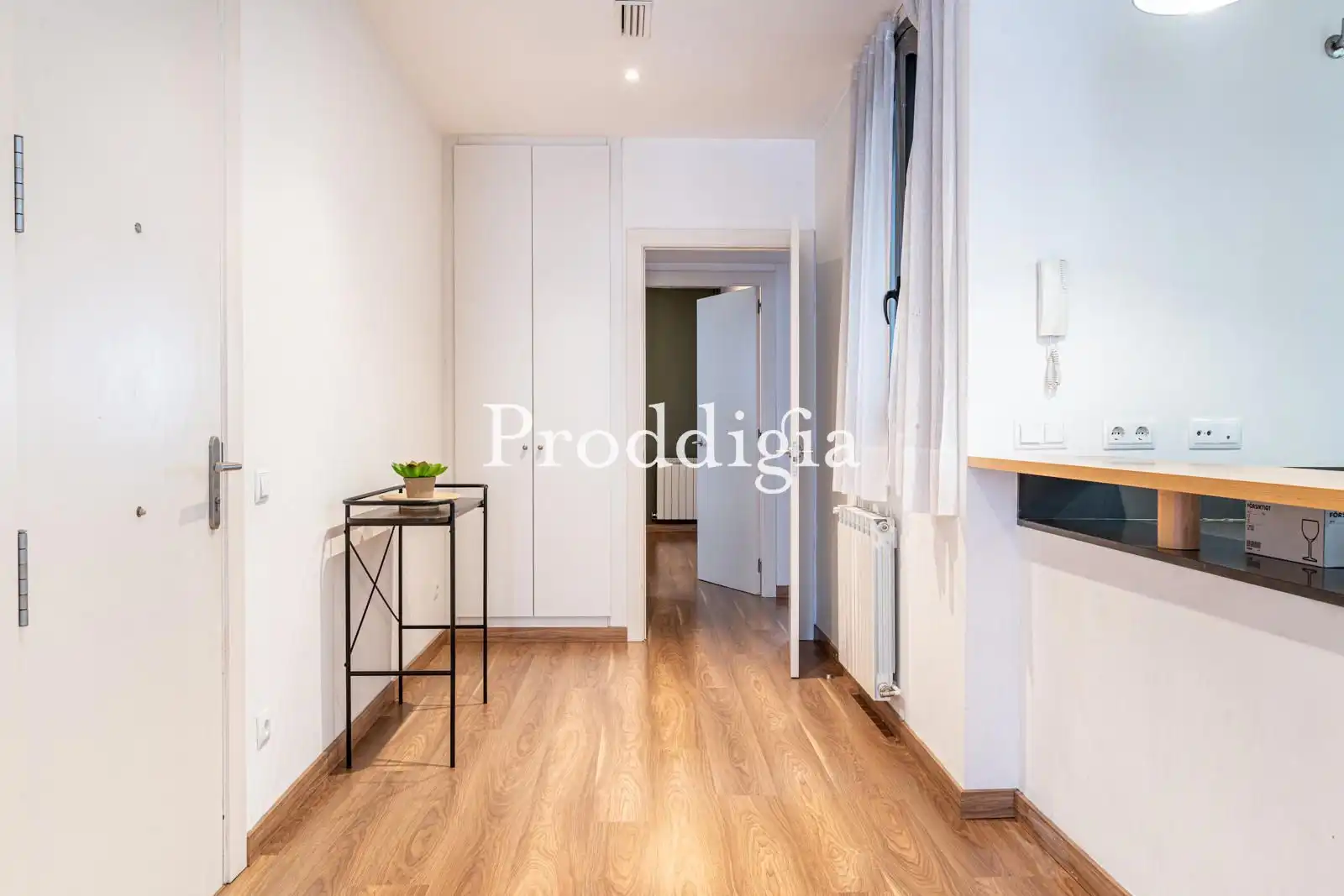 Flat for rent in Barcelona  with Air Conditioner and Furnished