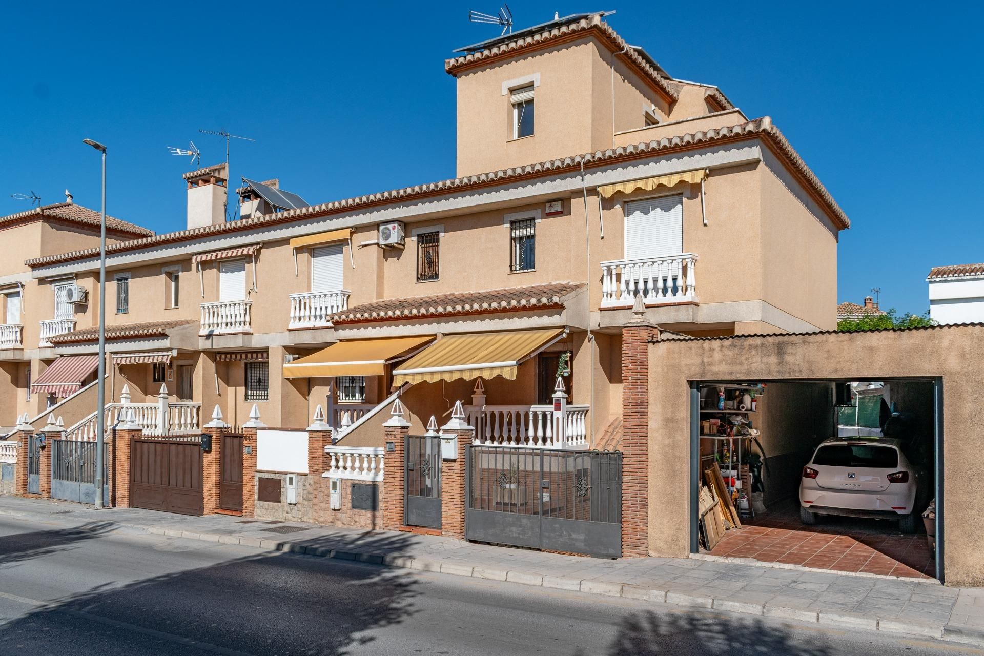 Vista exterior de Casa adosada en venda en Ogíjares amb Aire condicionat, Calefacció i Terrassa