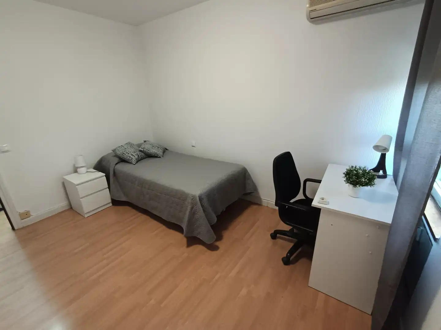 Habitación de Piso para compartir en Madrid con Amueblado, Lavadora y Microondas