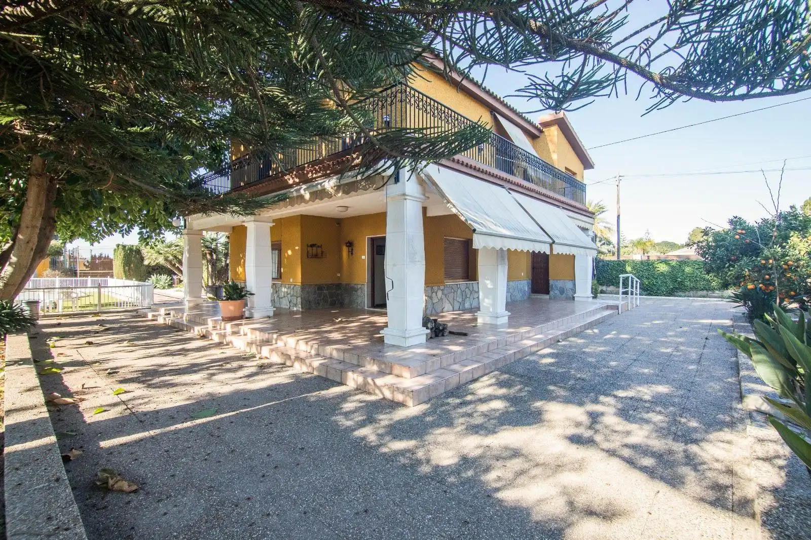 Vista exterior de Casa o xalet en venda en Elche / Elx amb Terrassa, Traster i Piscina