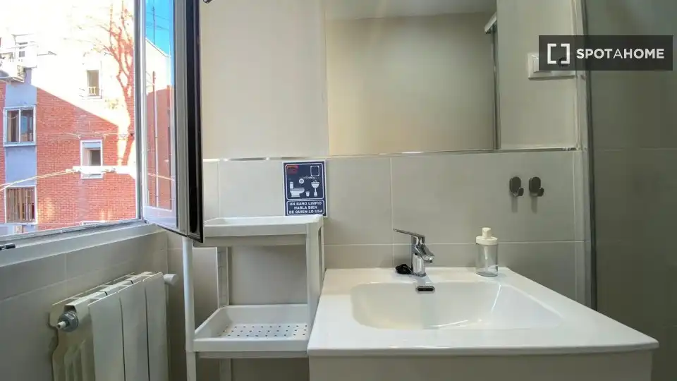 Baño de Piso de alquiler en Madrid con Aire acondicionado, Calefacción y Amueblado