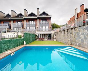 Piscina de Casa adosada en venda en Bilbao  amb Aire condicionat, Terrassa i Piscina