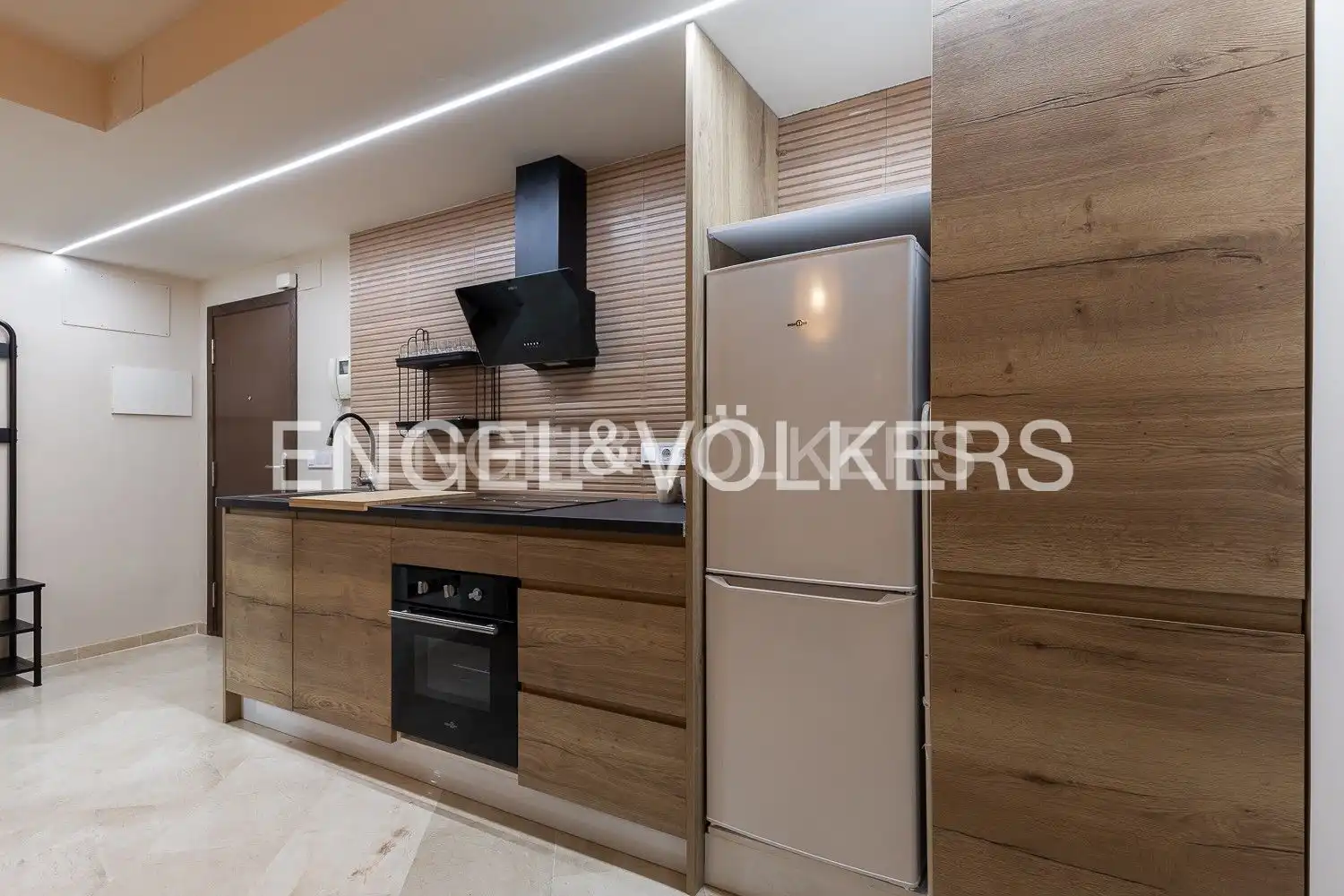 Cuina de Apartament de lloguer en Valencia amb Aire condicionat, Calefacció i Moblat