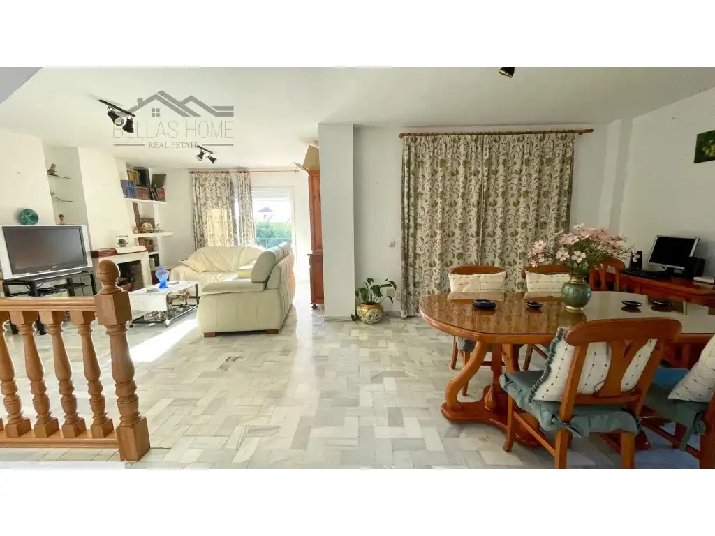 Sala d'estar de Casa adosada en venda en Estepona amb Aire condicionat