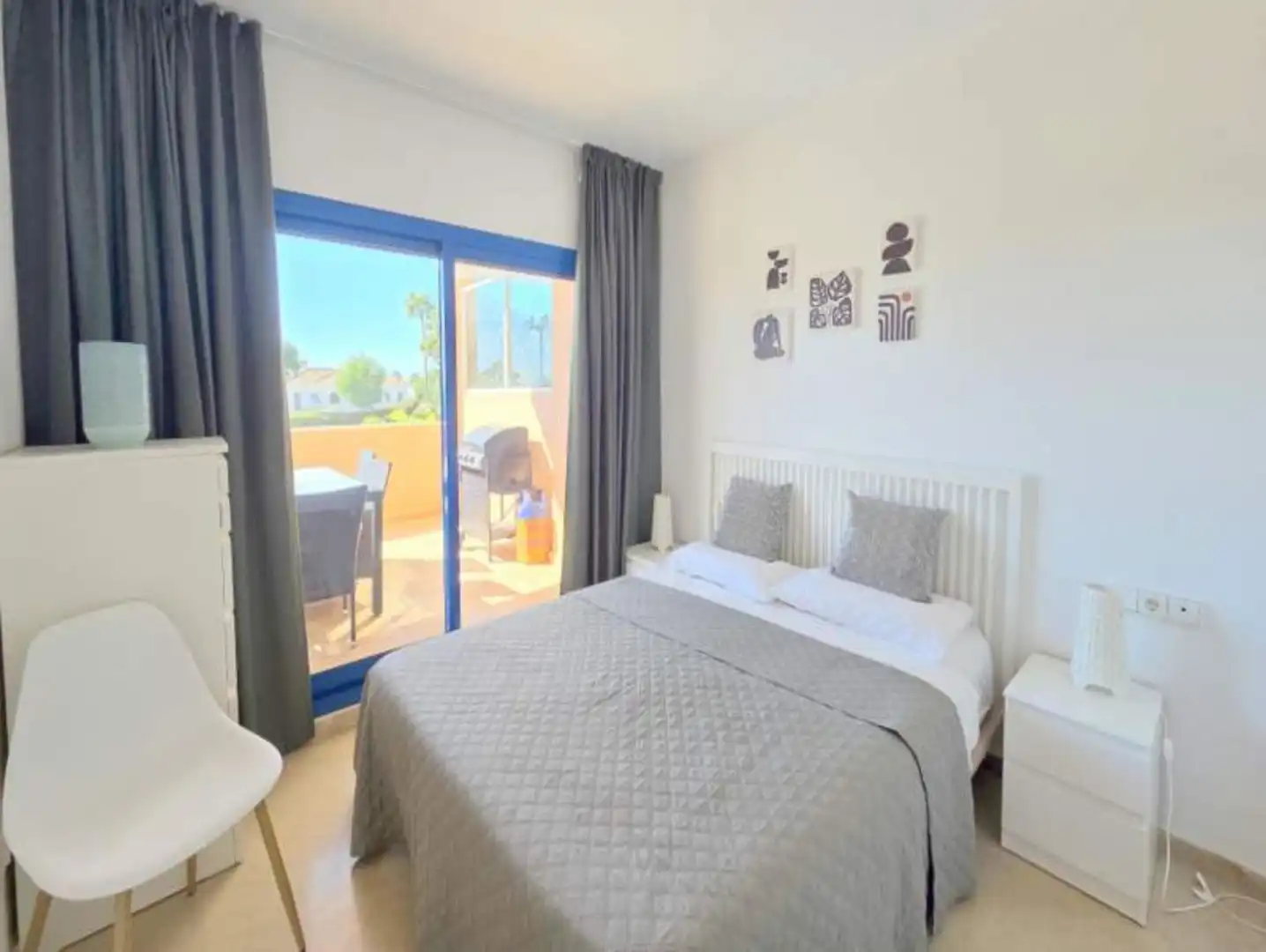 Dormitori de Apartament en venda en Manilva amb Aire condicionat, Terrassa i Moblat
