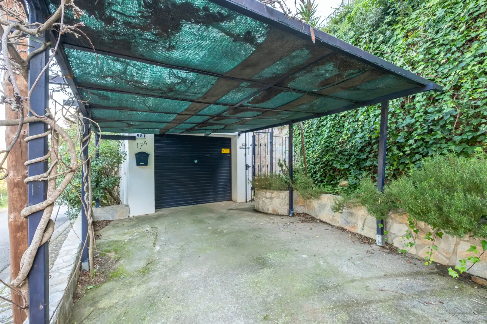 Parkplatz von Einfamilien-Reihenhaus zum Verkauf in Begur mit Klimaanlage, Heizung und Terrasse