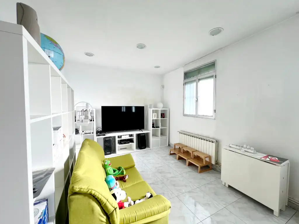 Wohnzimmer von Wohnung zum Verkauf in Madrid mit Klimaanlage, Heizung und Privatgarten