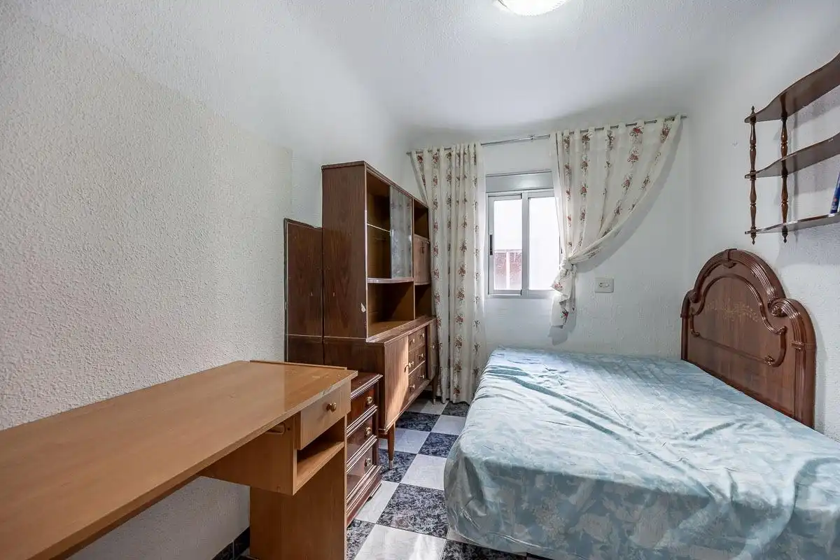 Habitación de Piso en venta en Granada con Balcón