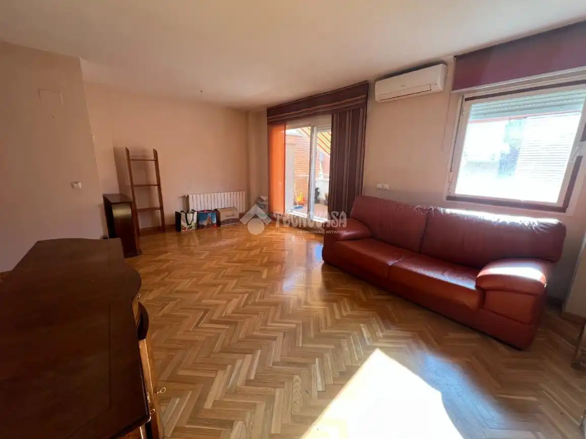 Living room of Flat for sale in Alcorcón  with Heating, Parquet flooring and Terrace