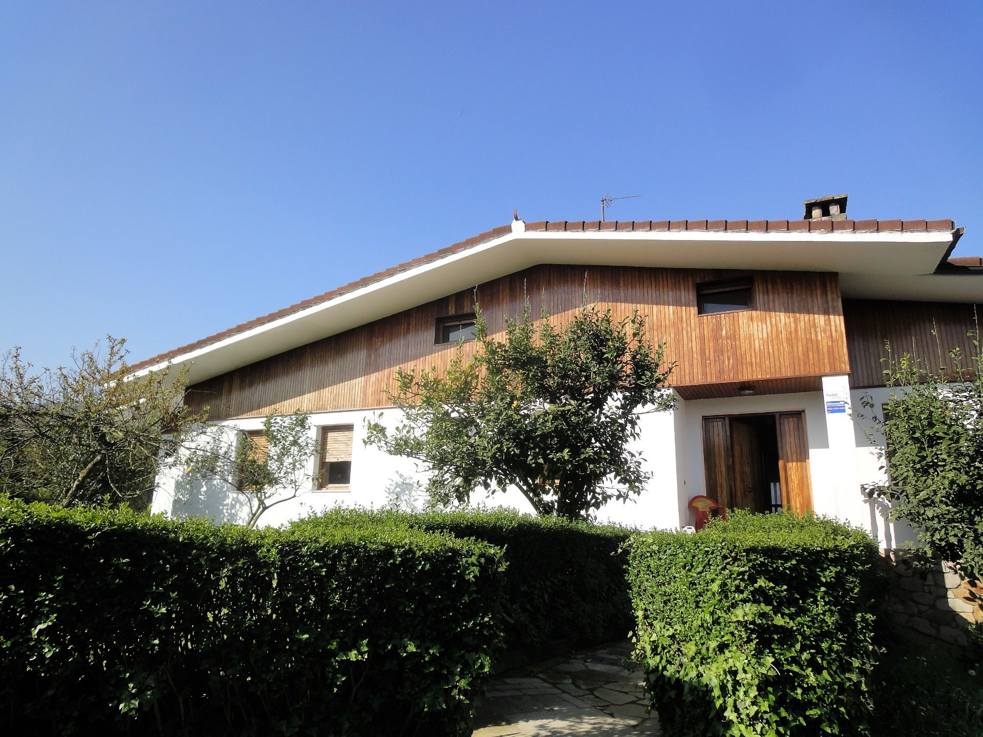 Vista exterior de Casa o xalet en venda en Erandio amb Calefacció, Jardí privat i Terrassa