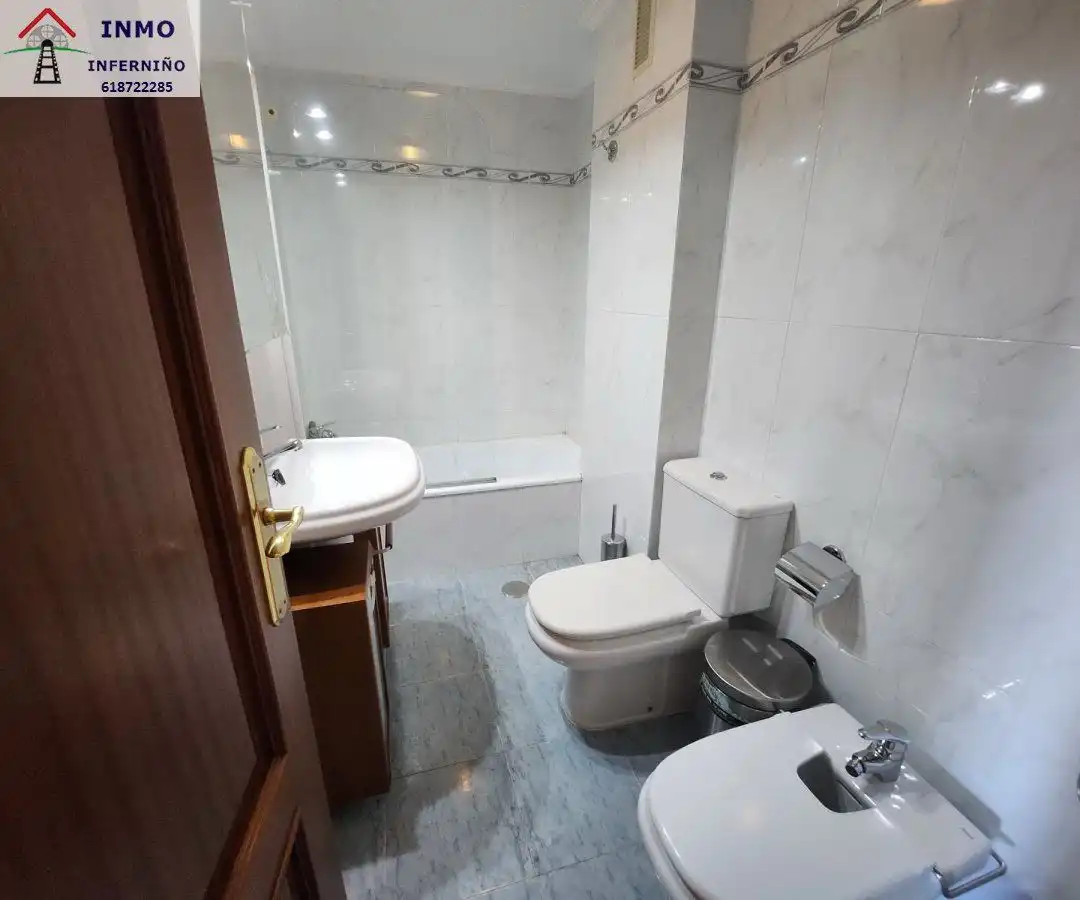 Bathroom of Flat for rent in Ferrol  with Parquet flooring, Storage room and Furnished