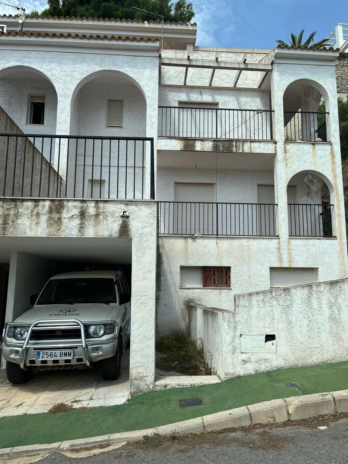 Vista exterior de Casa adosada en venda en Callosa d'en Sarrià amb Aire condicionat, Jardí privat i Terrassa