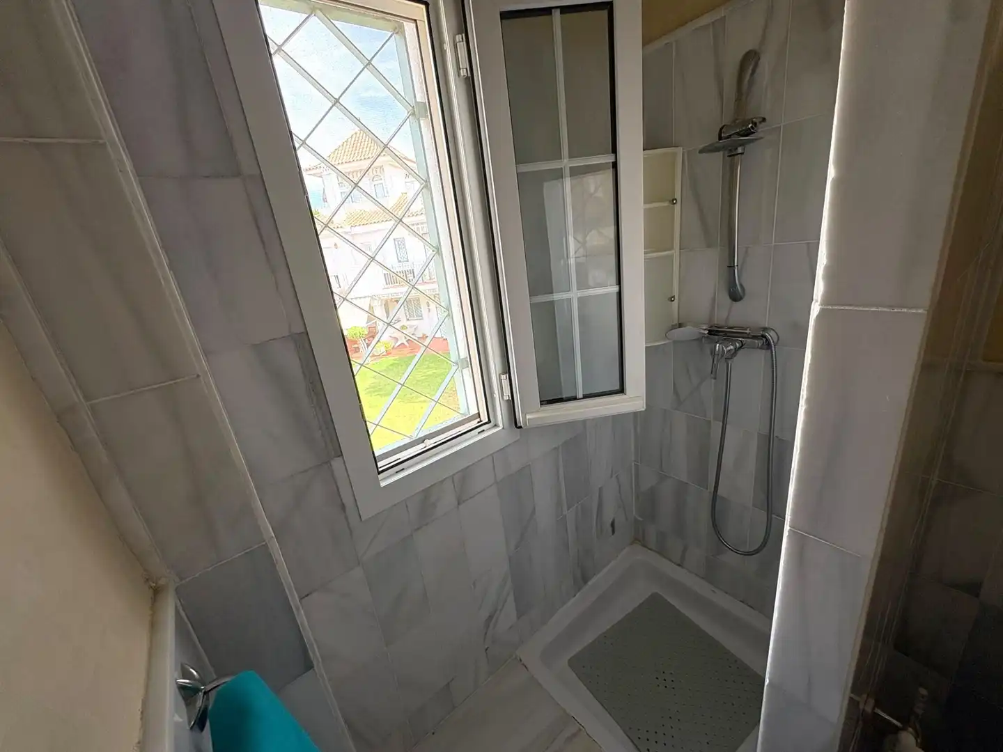 Baño de Casa adosada en venta en El Portil con Calefacción, Terraza y Amueblado