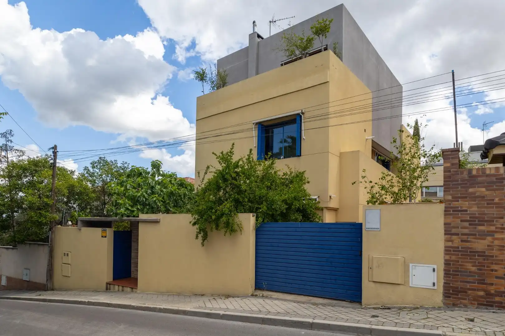 Vista exterior de Casa o xalet en venda en Madrid amb Aire condicionat, Calefacció i Jardí privat