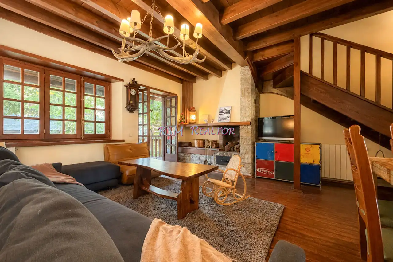 Sala d'estar de Casa o xalet en venda en Vielha e Mijaran amb Calefacció, Jardí privat i Parquet
