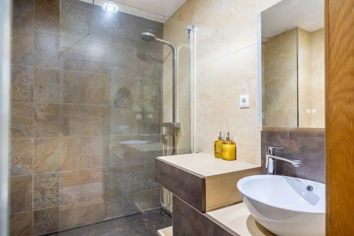 Bathroom of Flat for sale in Sevilla  with Air Conditioner, Heating and Storage room