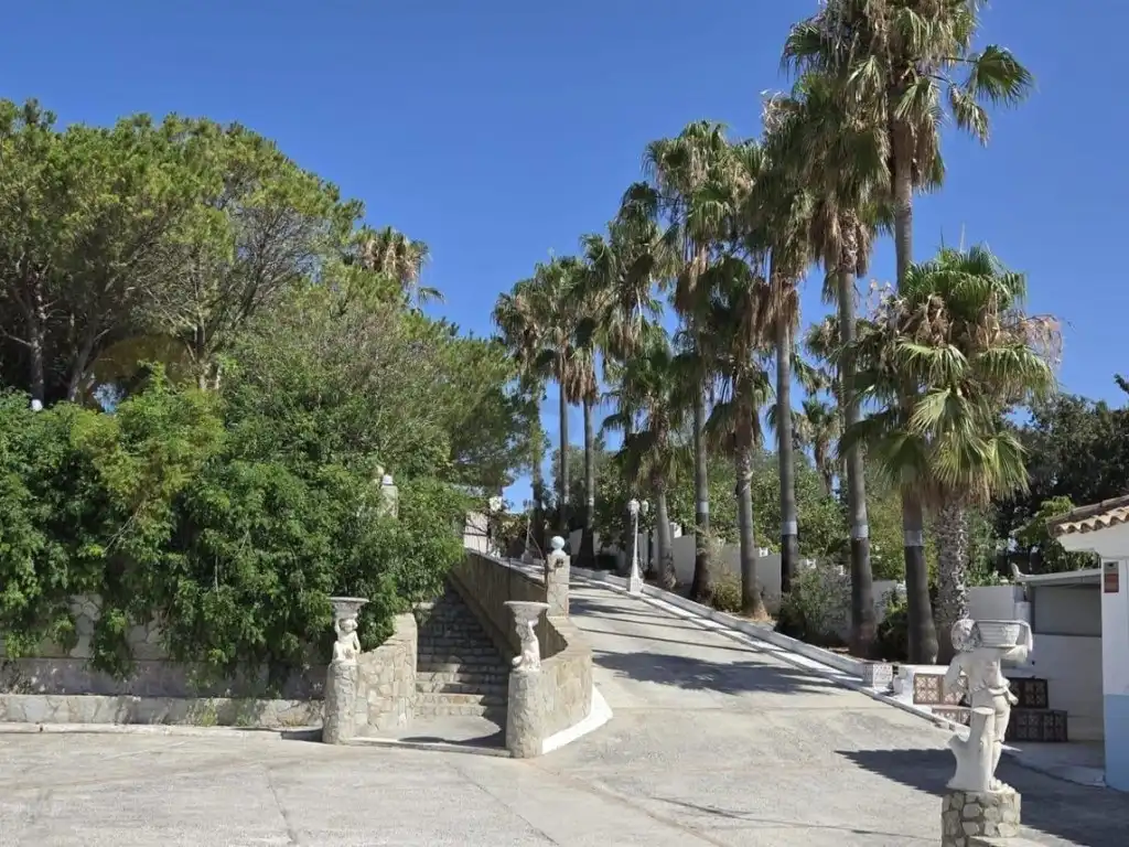 Vista exterior de Casa o xalet en venda en Chiclana de la Frontera amb Aire condicionat, Jardí privat i Terrassa