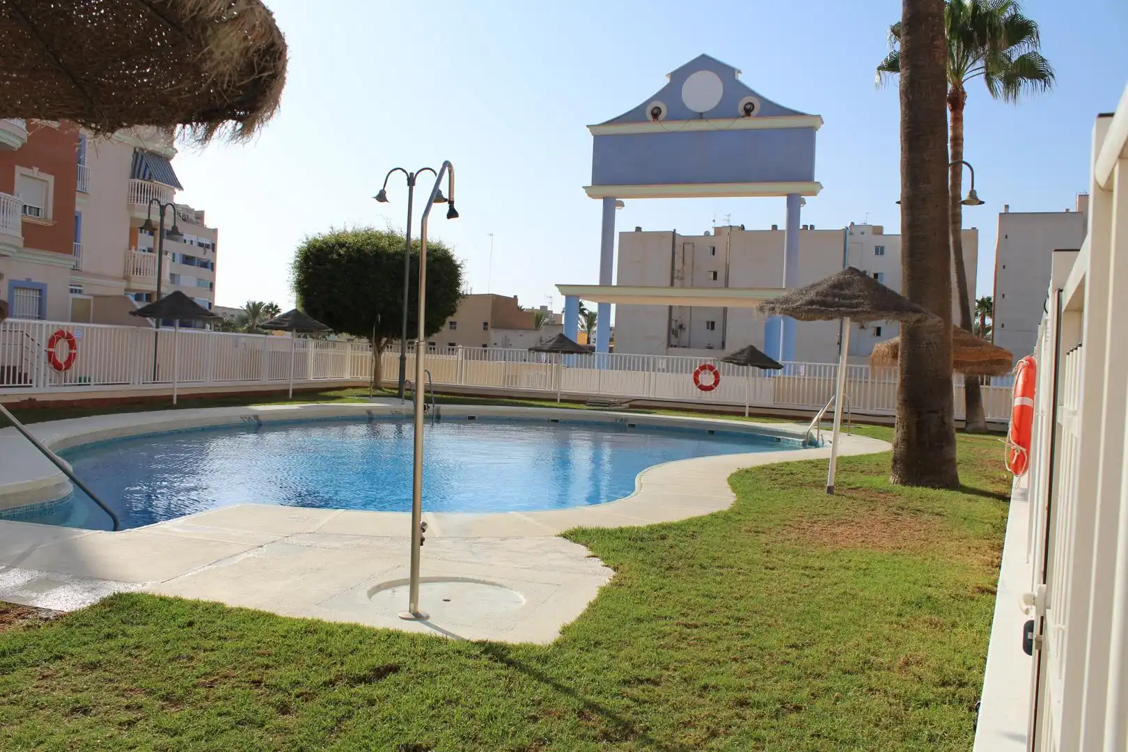 Piscina de Apartamento en venta en Roquetas de Mar con Aire acondicionado, Amueblado y Horno