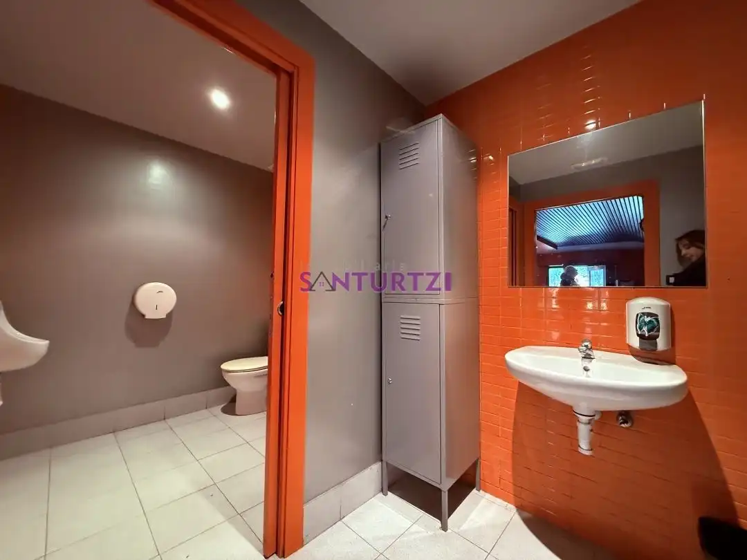Badezimmer von Geschaftsraum zum Verkauf in Abanto y Ciérvana-Abanto Zierbena mit Klimaanlage und Möbliert