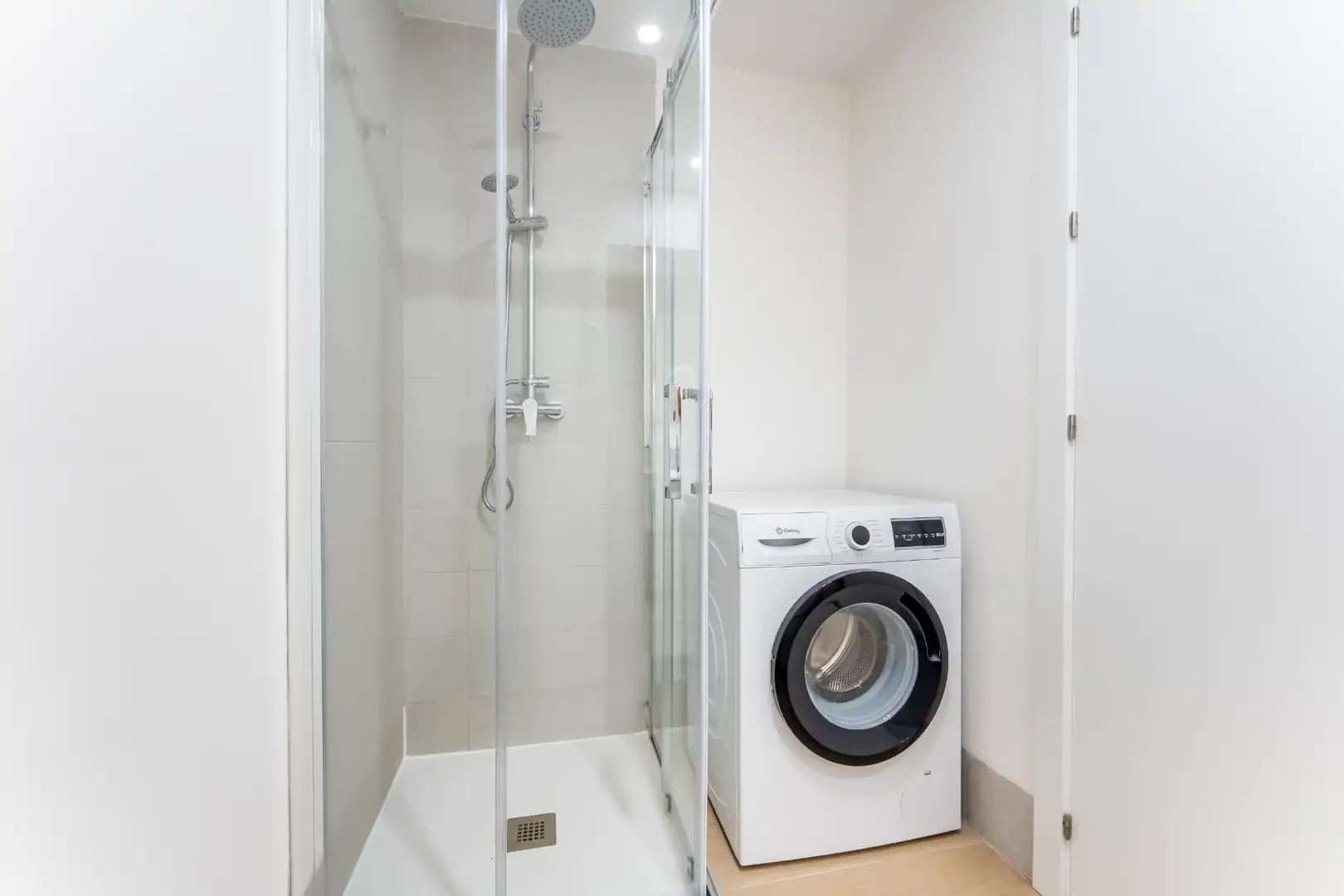 Bathroom of Flat for rent in Madrid  with Air Conditioner, Heating and Terrace