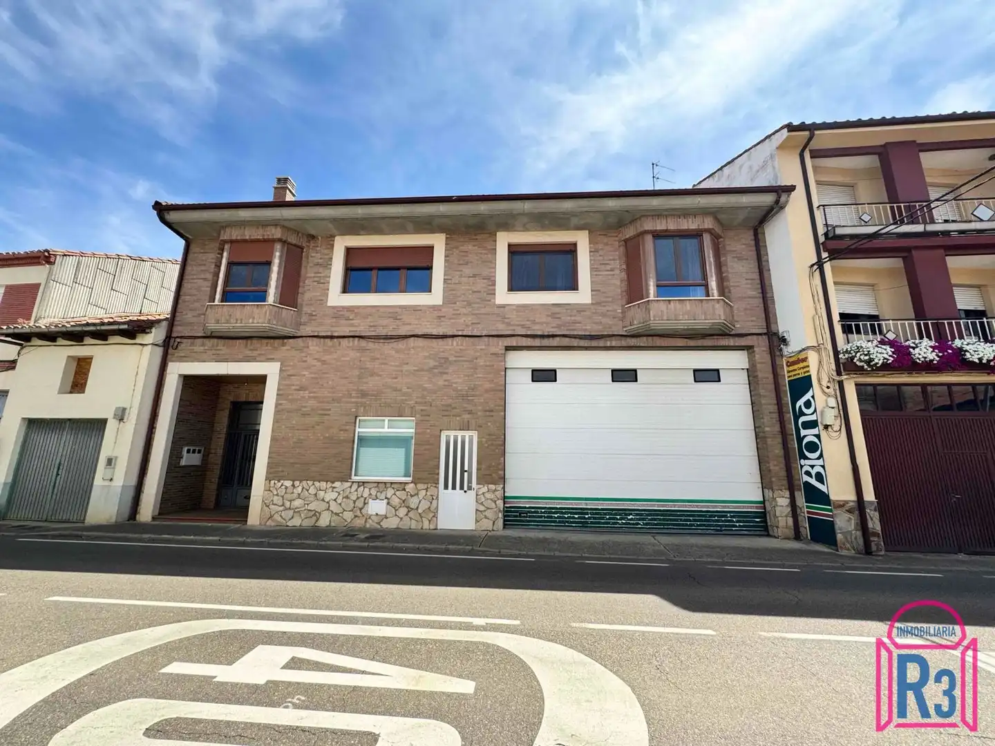 Vista exterior de Casa o xalet en venda en Onzonilla amb Calefacció i Terrassa