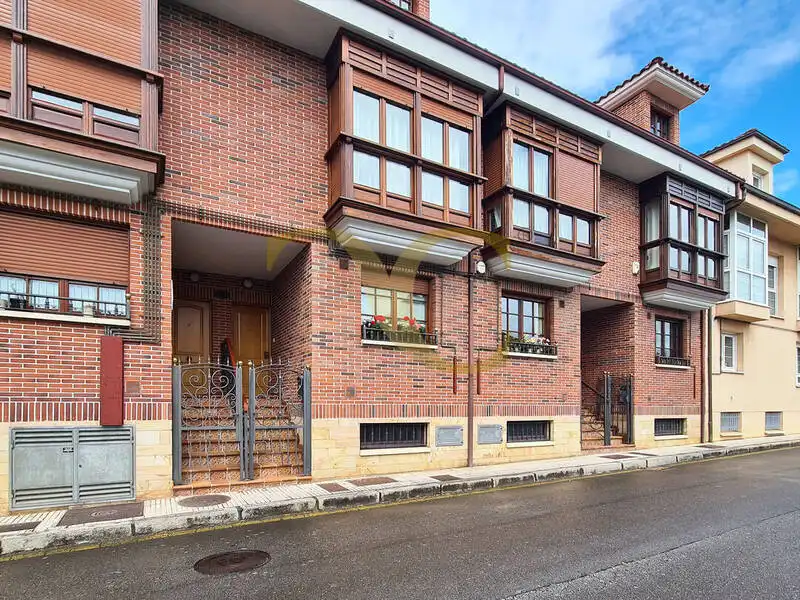 Vista exterior de Casa adosada en venda en Gijón  amb Calefacció i Traster