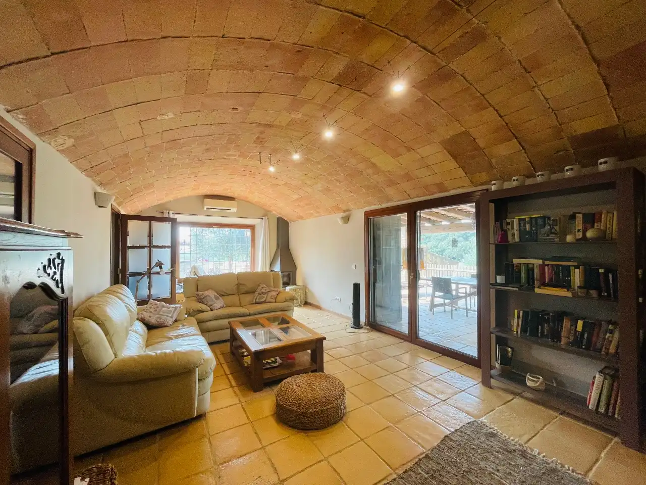 Sala d'estar de Finca rústica en venda en Cruïlles, Monells I Sant Sadurní de L'Heura amb Aire condicionat, Calefacció i Jardí privat