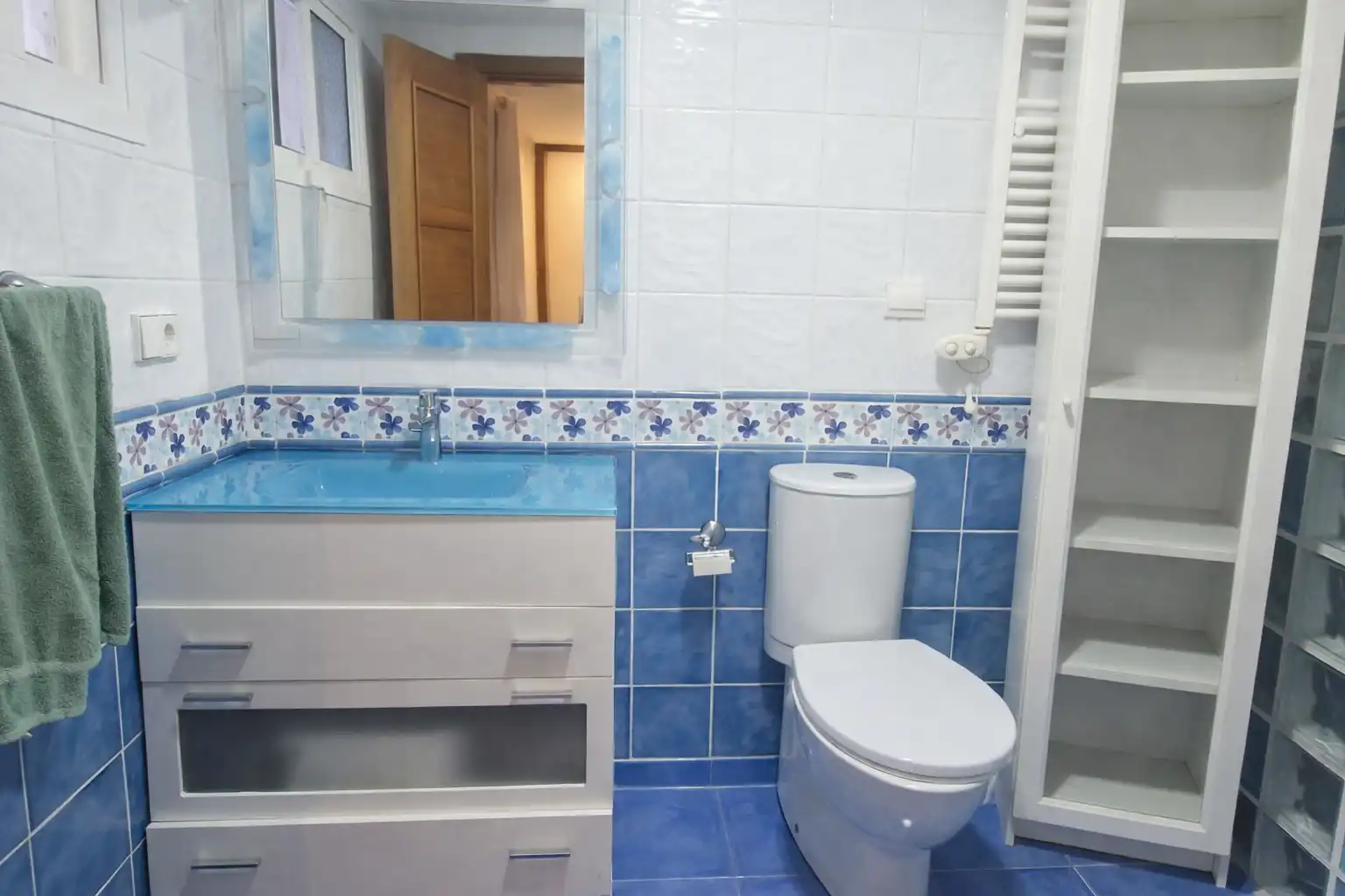 Bathroom of Houses for sale in Fuengirola