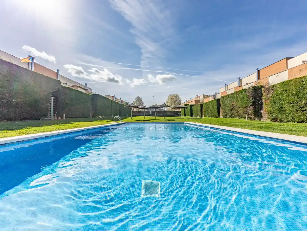 Piscina de Casa adosada en venda en Vilanova del Vallès amb Aire condicionat i Piscina