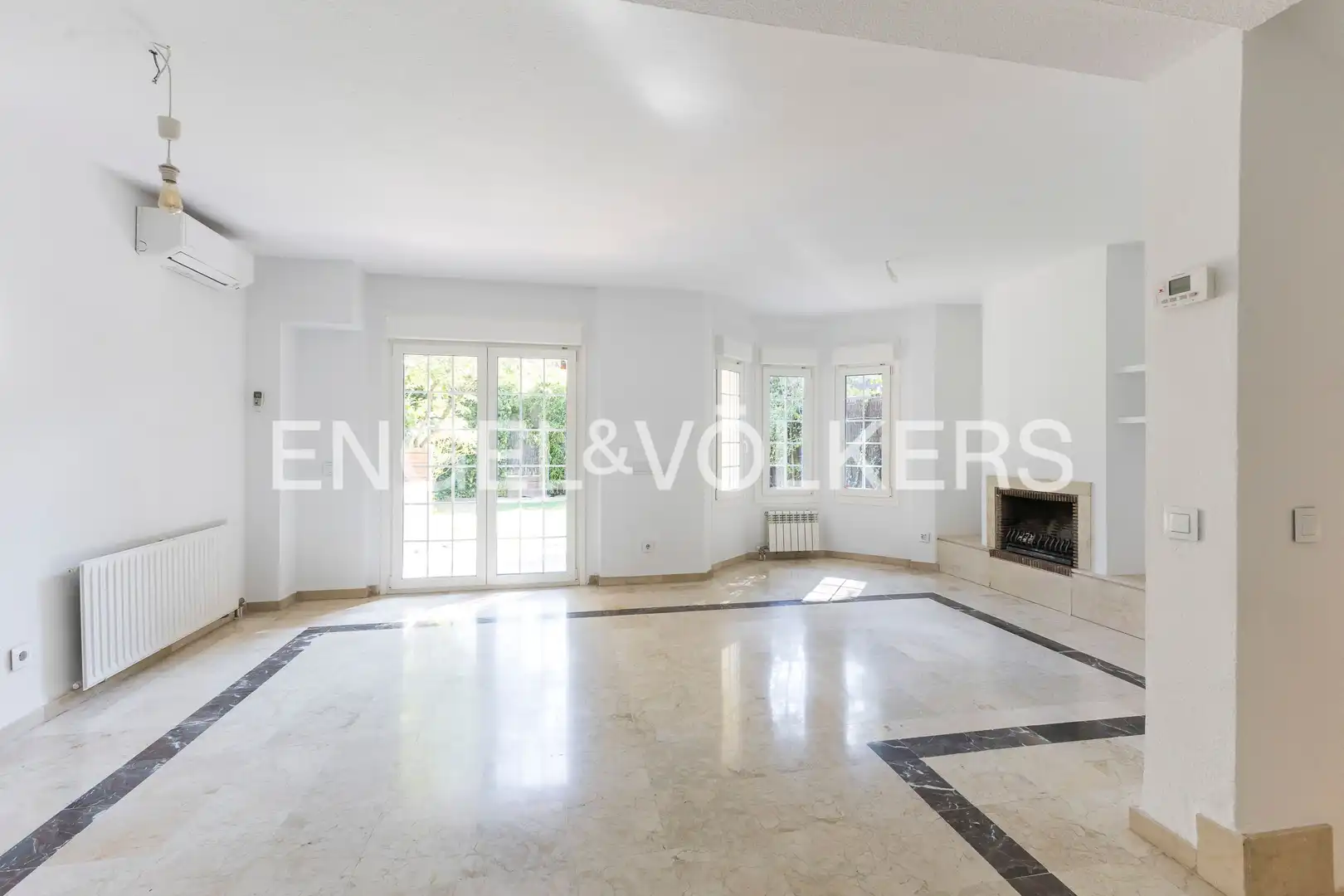 Sala d'estar de Casa adosada de lloguer en La Moraleja amb Aire condicionat, Calefacció i Jardí privat