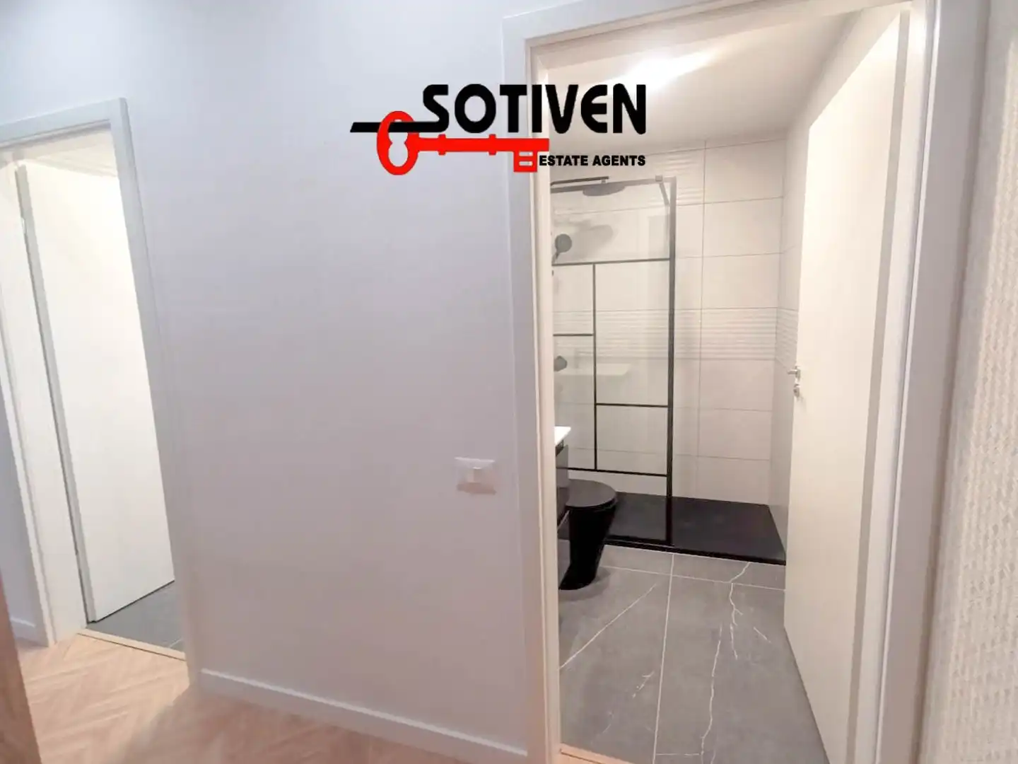 Badezimmer von Einfamilien-Reihenhaus zum Verkauf in Guía de Isora mit Klimaanlage, Terrasse und Balkon