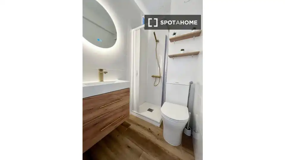 Bathroom of Flat for rent in Sevilla  with Air Conditioner, Heating and Furnished