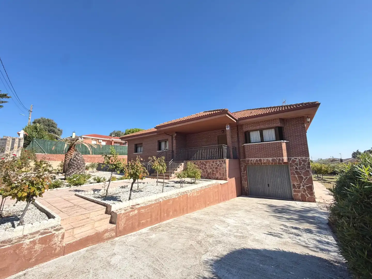 Vista exterior de Casa o chalet en venta en Villa del Prado, Madrid