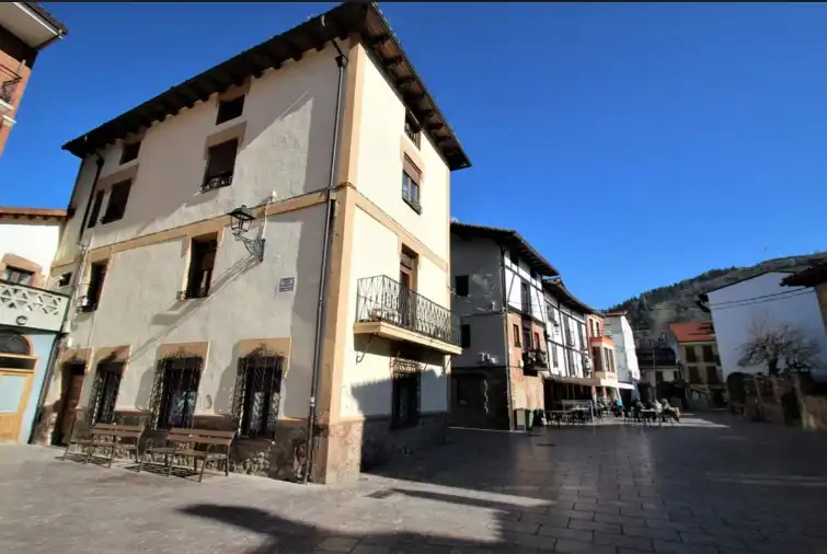 Edifici en venda a Plaza Conde de Torremúzquiz, Ezcaray