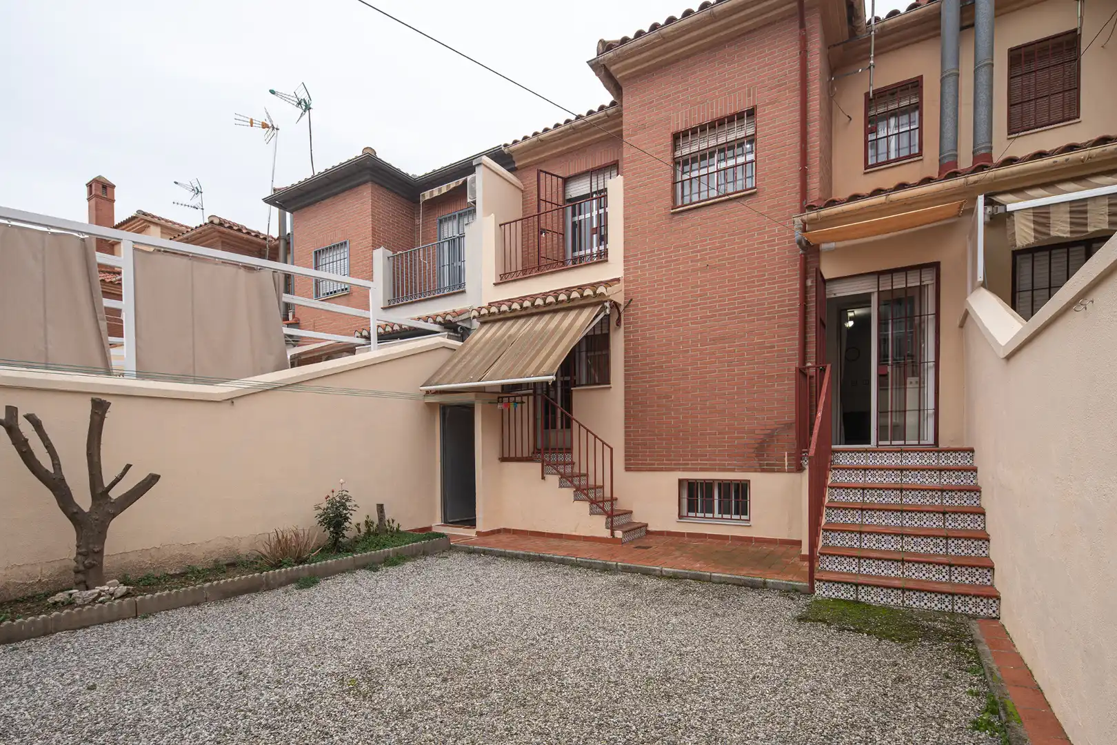 Casa adosada en venta en Angustias - Chana - Encina