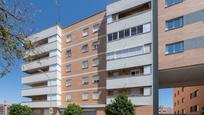 Vista exterior de Pis en venda en  Sevilla Capital amb Jardí privat i Piscina comunitària