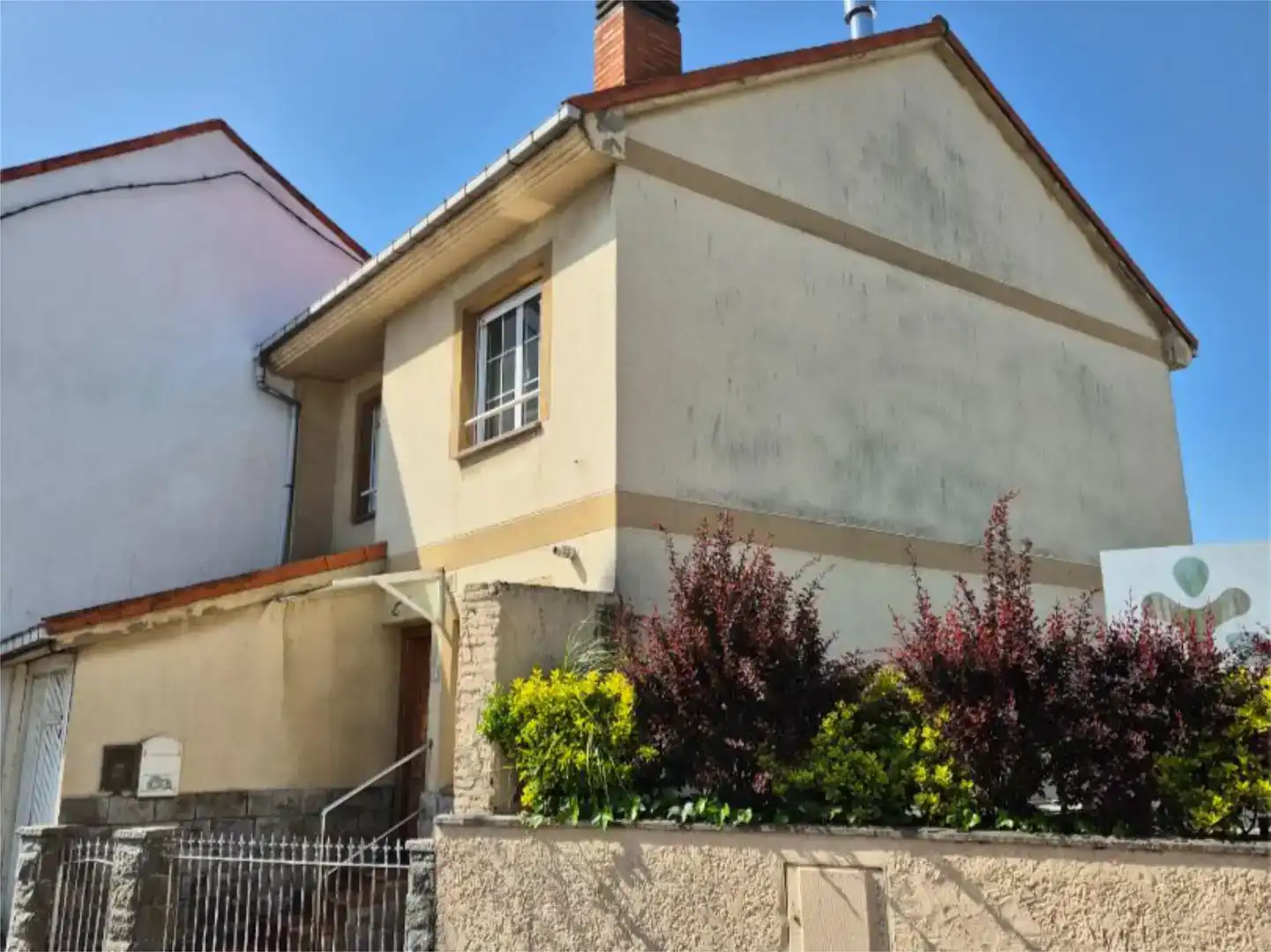 Vista exterior de Casa adosada en venta en Oviedo  con Parquet y Balcón