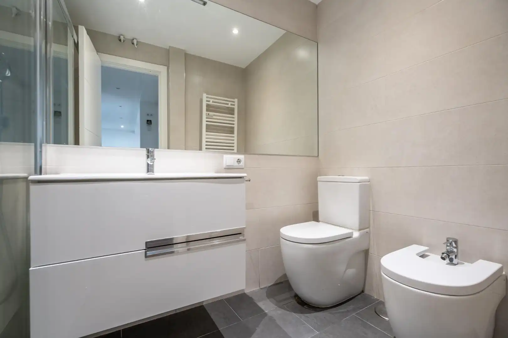 Badezimmer von Wohnung zur Miete in Madrid mit Klimaanlage, Heizung und Terrasse