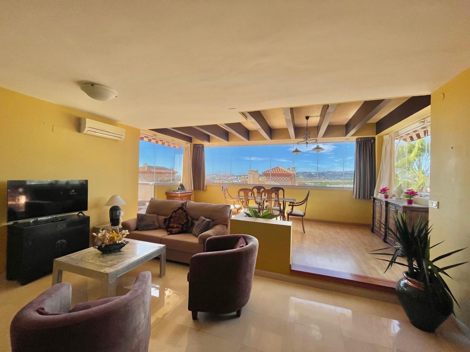 Sala d'estar de Àtic en venda en Vélez-Málaga amb Calefacció, Jardí privat i Terrassa