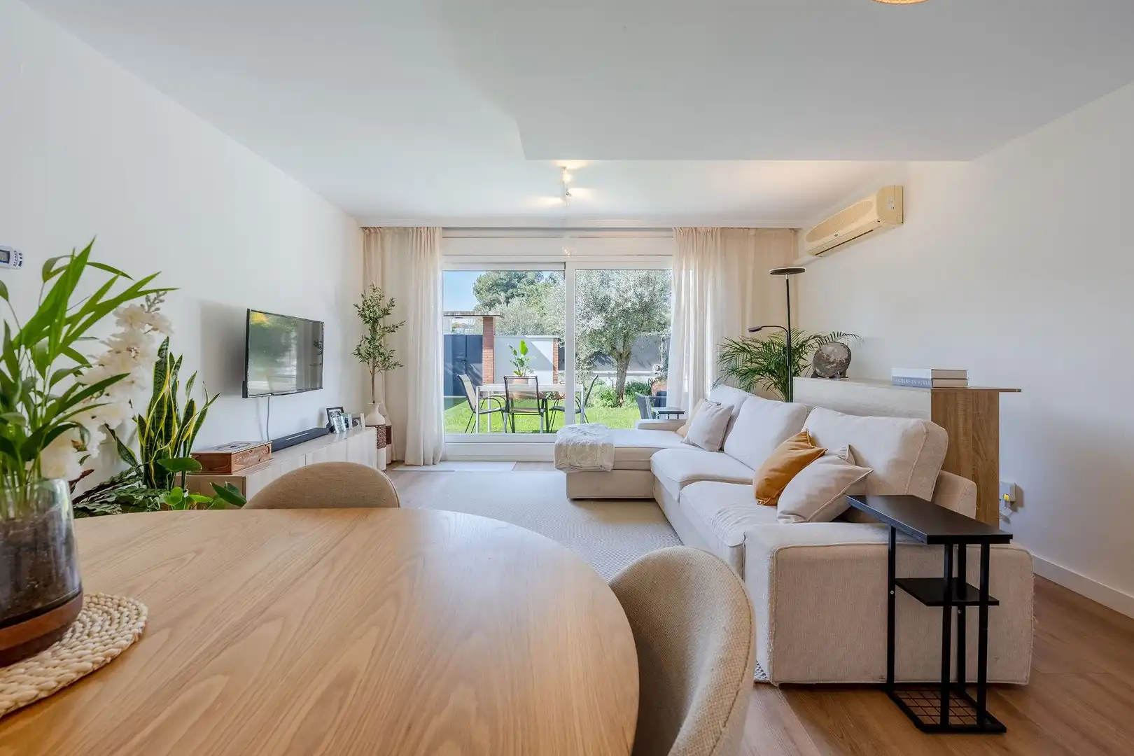 Sala d'estar de Casa adosada en venda en Cunit amb Aire condicionat, Calefacció i Jardí privat