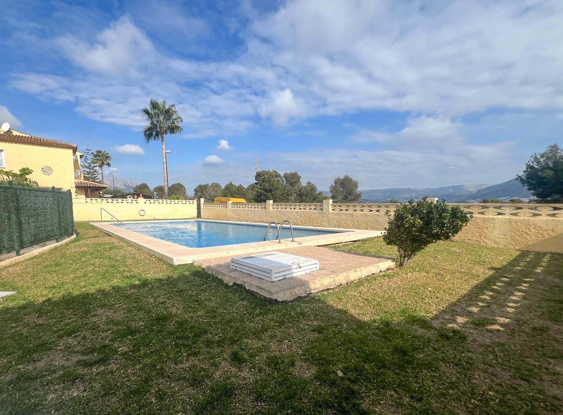 Piscina de Casa adosada en venda en La Nucia amb Aire condicionat, Calefacció i Jardí privat