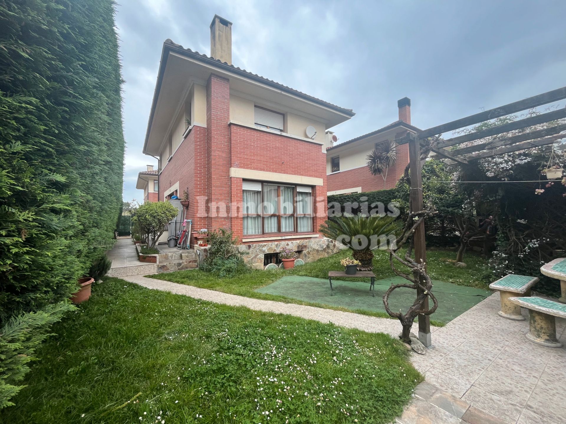 Vista exterior de Casa o xalet en venda en Castro-Urdiales amb Calefacció, Jardí privat i Moblat