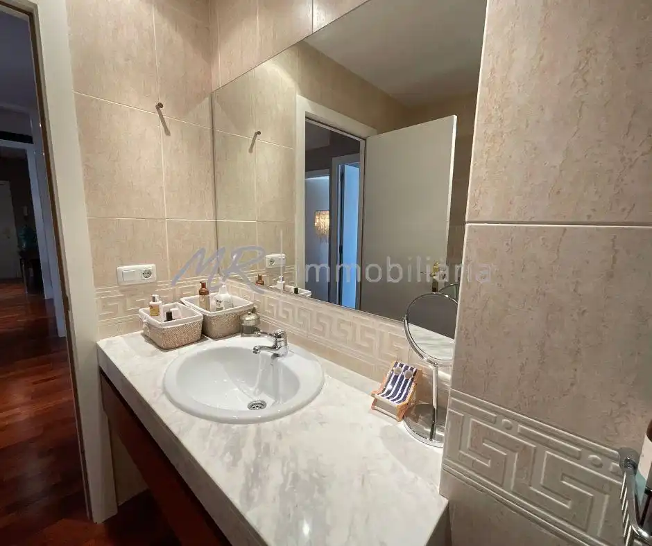 Badezimmer von Dachboden zum Verkauf in Vallromanes mit Heizung, Terrasse und Abstellraum