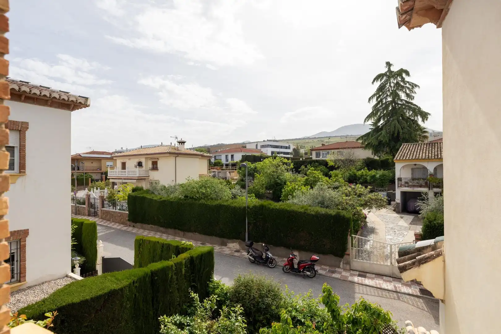 Vista exterior de Casa adosada en venda en La Zubia amb Calefacció, Terrassa i Traster