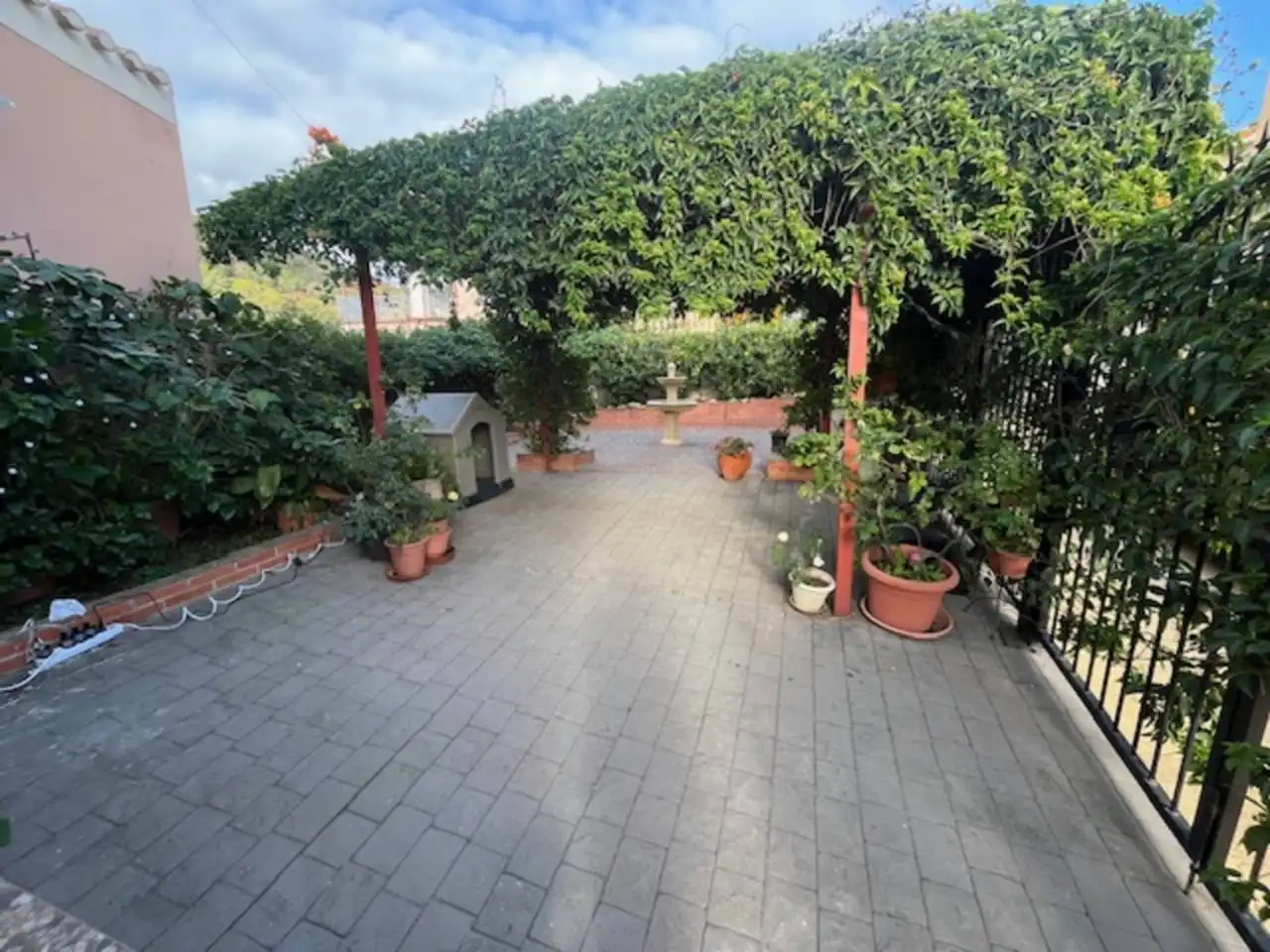 Terrasse von Einfamilien-Reihenhaus zum Verkauf in Estepona mit Klimaanlage, Privatgarten und Parkett
