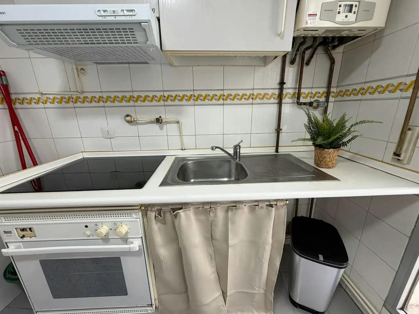 Kitchen of Flat for share in Madrid  with Air Conditioner, Heating and Washing machine