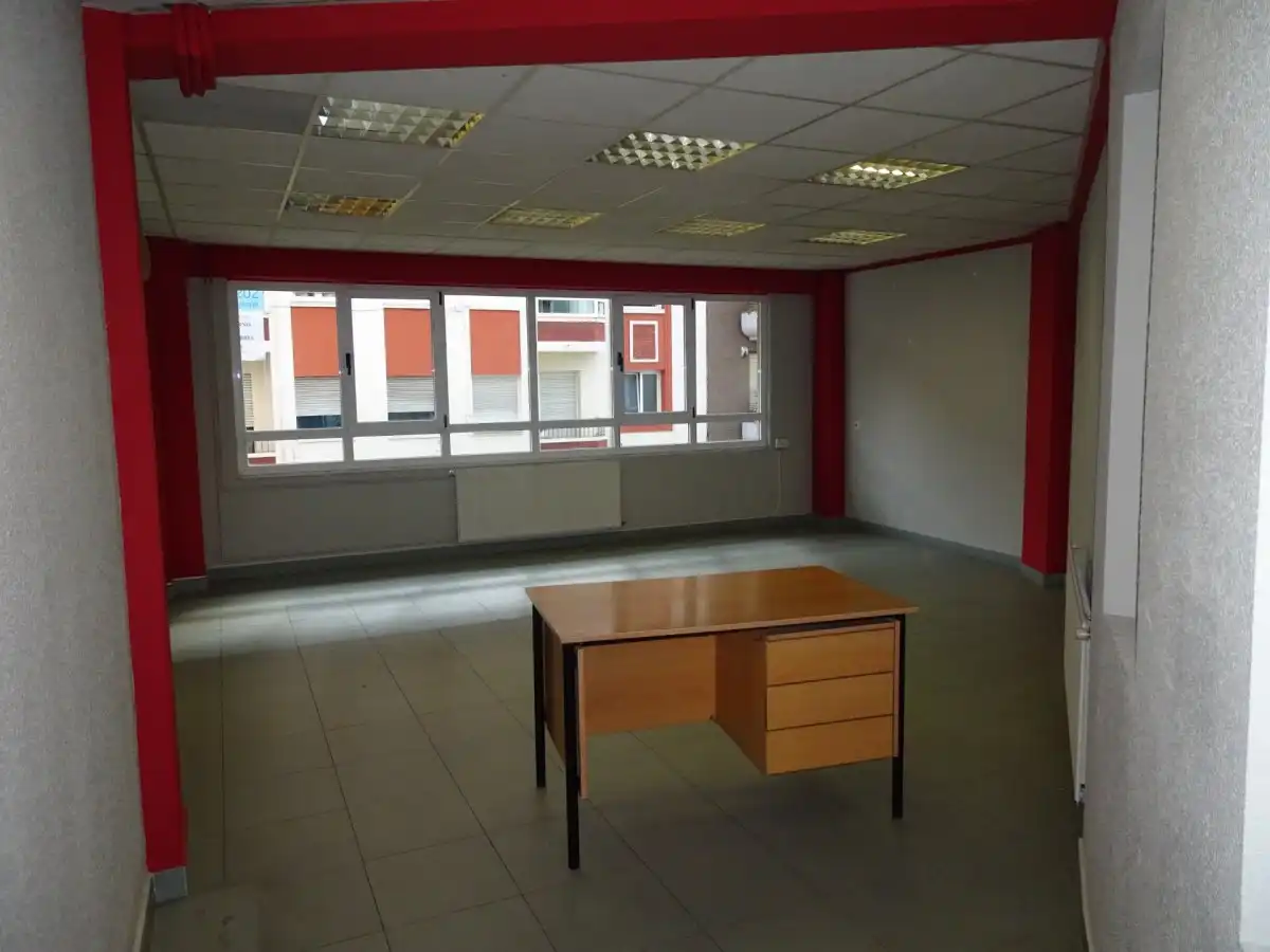 Büro zur Miete in Torrelavega  mit Klimaanlage, Abstellraum und Möbliert