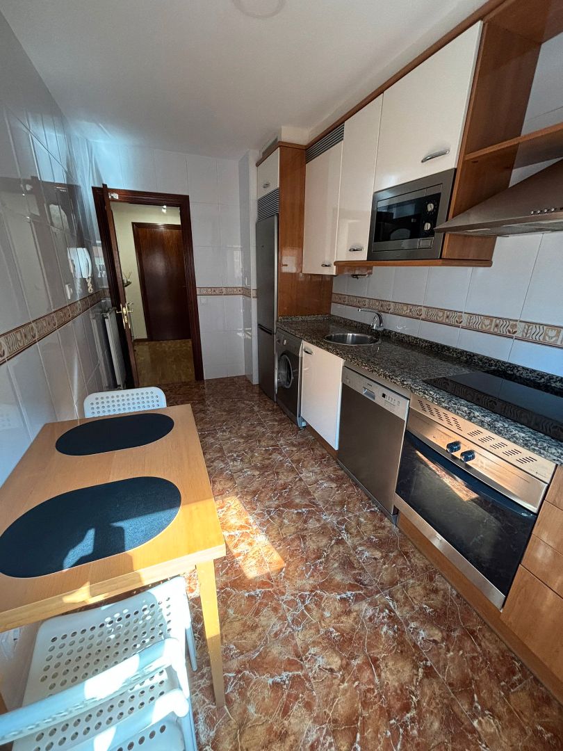 Cocina de Piso de alquiler en Gijón  con Amueblado, Horno y Lavadora